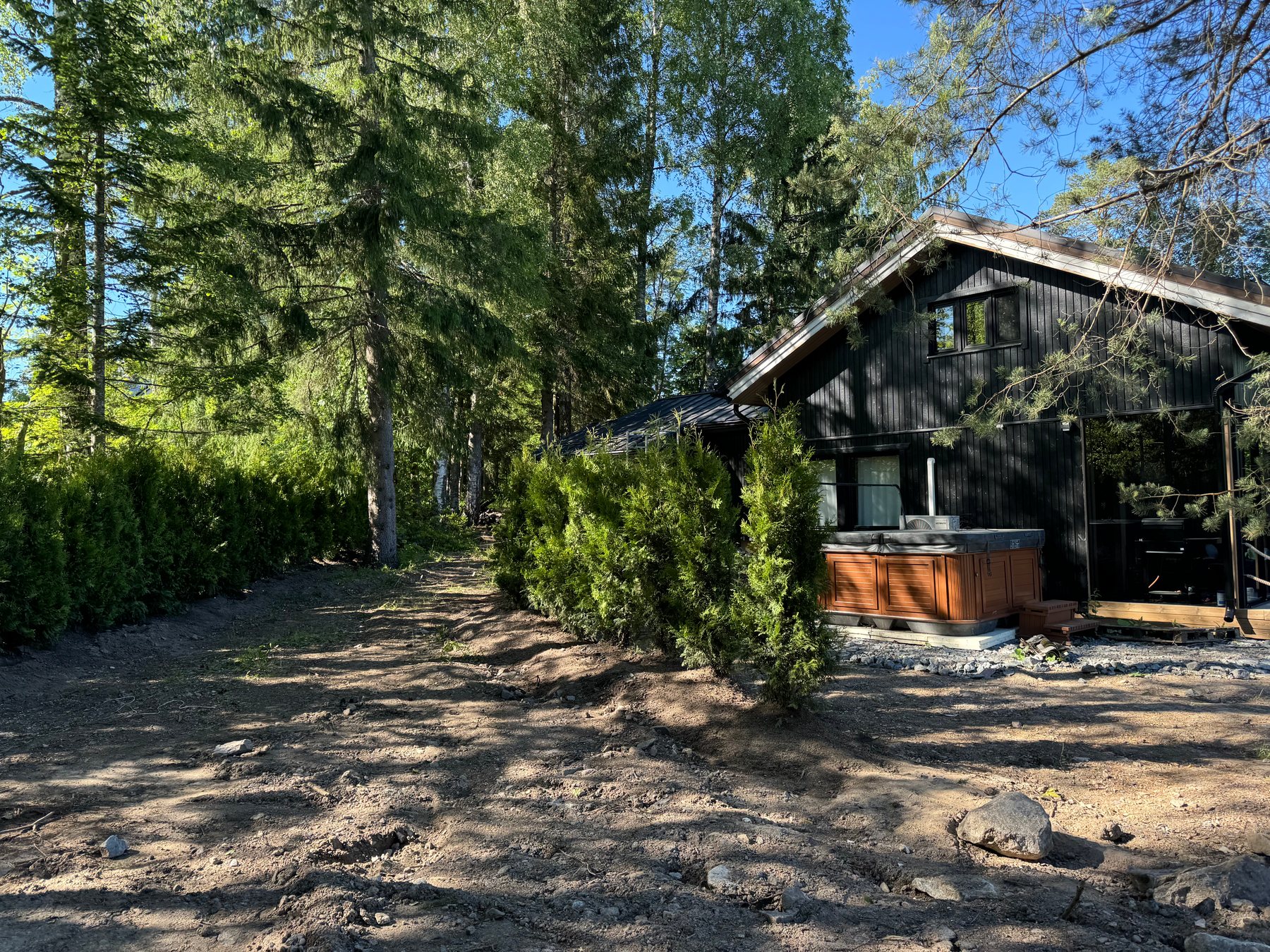 Asiakkaalle saapuneet tuijat suomalaisella pihalla